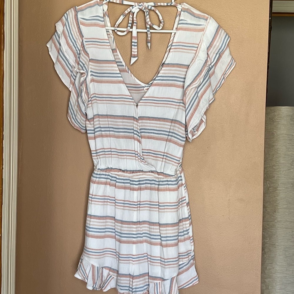 American Eagle 🦅 lined romper. Ruffled sleeves and tie around back. V neck